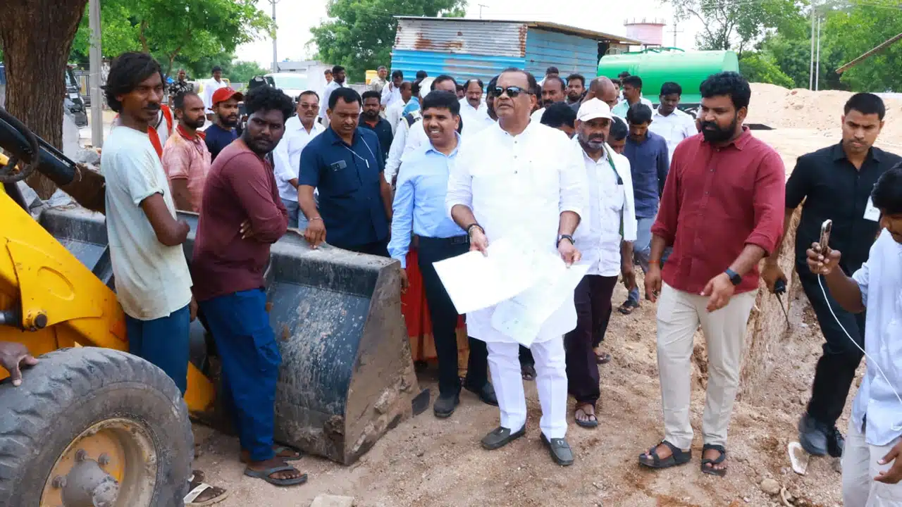 Tipparthi : తిప్పర్తిలో మంత్రి కోమటిరెడ్డి పర్యటన.. జూనియర్ కాలేజీ, డబుల్ బెడ్రూమ్ ఇండ్ల పనులపై కీలక ఆదేశాలు
