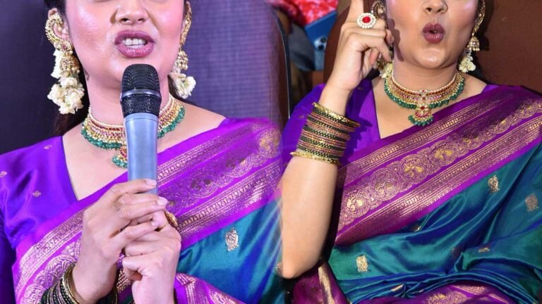 Anchor : ఐ లవ్ యూ’ అన్న అభిమానిని సర్ప్రైజ్ ఫ్లైయింగ్ కిస్ చేసిన యాంకర్.. వీడియో సోషల్ మీడియాలో హల్చల్! Anchor : ఐ లవ్ యూ’ అన్న అభిమానిని సర్ప్రైజ్ ఫ్లైయింగ్ కిస్ చేసిన యాంకర్.. వీడియో సోషల్ మీడియాలో హల్చల్!
