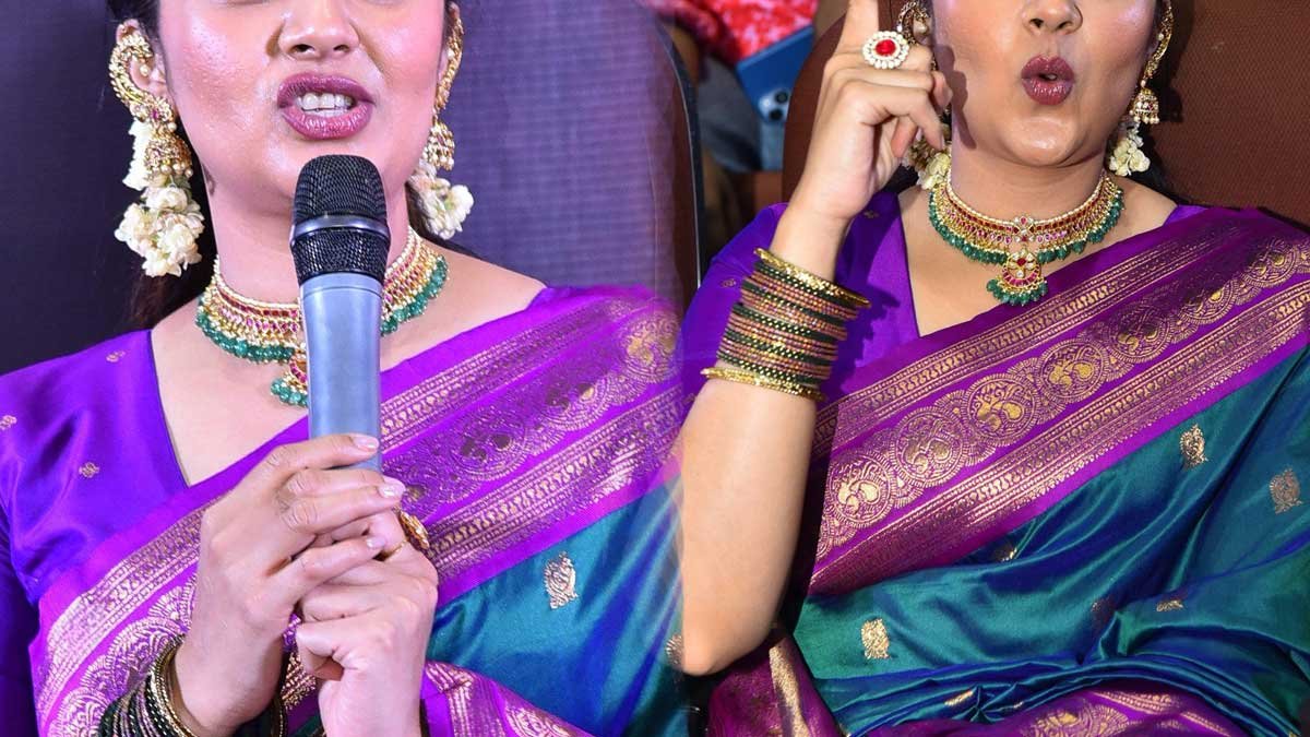 Anchor : ఐ లవ్ యూ’ అన్న అభిమానిని సర్‌ప్రైజ్ ఫ్లైయింగ్ కిస్ చేసిన యాంకర్‌.. వీడియో సోషల్ మీడియాలో హల్‌చల్!