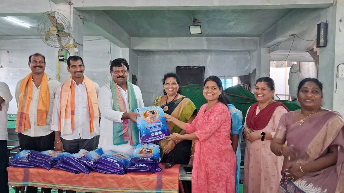 Indiramma Sarees : బాచుపల్లిలో డ్వాక్రా మహిళలకు ఇందిరమ్మ చీరల పంపిణీ... కొలన్ హన్మంత్ రెడ్డి Indiramma Sarees : బాచుపల్లిలో డ్వాక్రా మహిళలకు ఇందిరమ్మ చీరల పంపిణీ... కొలన్ హన్మంత్ రెడ్డి