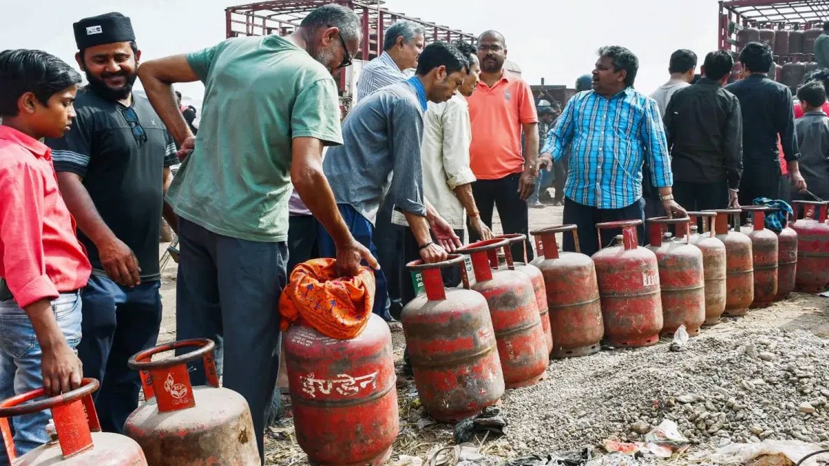 LPG Cylinder వినియోగదారులకు కేంద్రం బిగ్ గుడ్ న్యూస్.. ఇక గ్యాస్ సిలిండర్ల కొరత ఉండదు, కొత్త నిర్ణయం! LPG Cylinder వినియోగదారులకు కేంద్రం బిగ్ గుడ్ న్యూస్.. ఇక గ్యాస్ సిలిండర్ల కొరత ఉండదు, కొత్త నిర్ణయం!