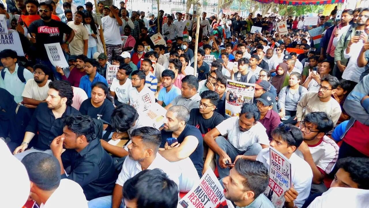 NEET Protest Delhi : నీట్ ఆందోళనలో కొత్త ట్విస్ట్.. విద్యార్థుల సమస్యా? రాజకీయ పోరాటమా..? సీజేపీ నాయకులు ఎక్కడ?