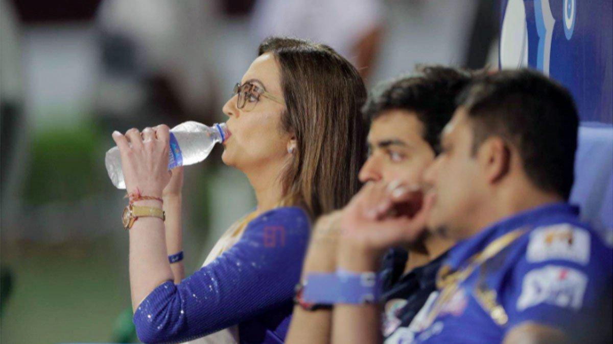Nita Ambani : ఫ్యాక్ట్ చెక్ .. ఏంటి.. నీతా అంబానీ రూ.49 లక్షల వాటర్ బాటిల్లో నీళ్లు తాగుతున్నారా ? Nita Ambani : ఫ్యాక్ట్ చెక్ .. ఏంటి.. నీతా అంబానీ రూ.49 లక్షల వాటర్ బాటిల్లో నీళ్లు తాగుతున్నారా ?