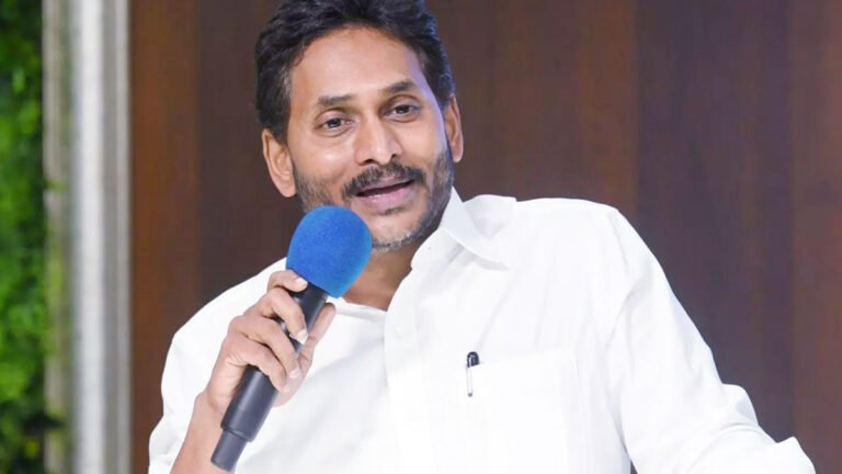 Ys Jagan : మొండితనం తగ్గించిన జగన్ .. వాళ్లకి పండగే..!