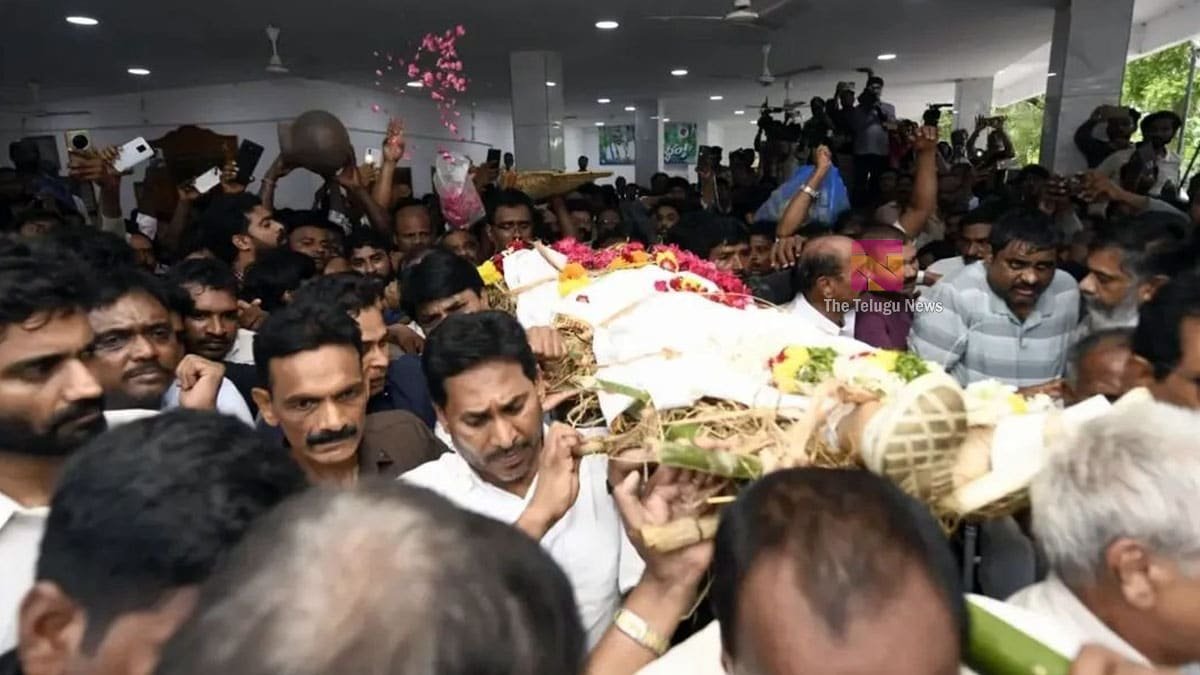 Ys Jagan : పాడె మోసి.. జగన్ చేతుల మీదుగా ముద్రగడకు చివరి వీడ్కోలు..!