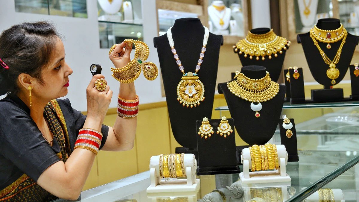 Gold Rate Today : మళ్లీ షాక్ ఇచ్చిన బంగారం ధరలు.. ఈరోజు 05 జులై 2026 తులం ఎంత పెరిగిందో తెలుసా?