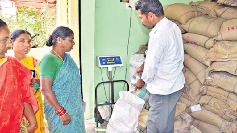 Ration Card : రేషన్ కార్డుదారులకు భారీ శుభవార్త.. నేటి నుంచే బియ్యం పంపిణీ.. ప్రభుత్వం కీలక నిర్ణయం! Ration Card : రేషన్ కార్డుదారులకు భారీ శుభవార్త.. నేటి నుంచే బియ్యం పంపిణీ.. ప్రభుత్వం కీలక నిర్ణయం!
