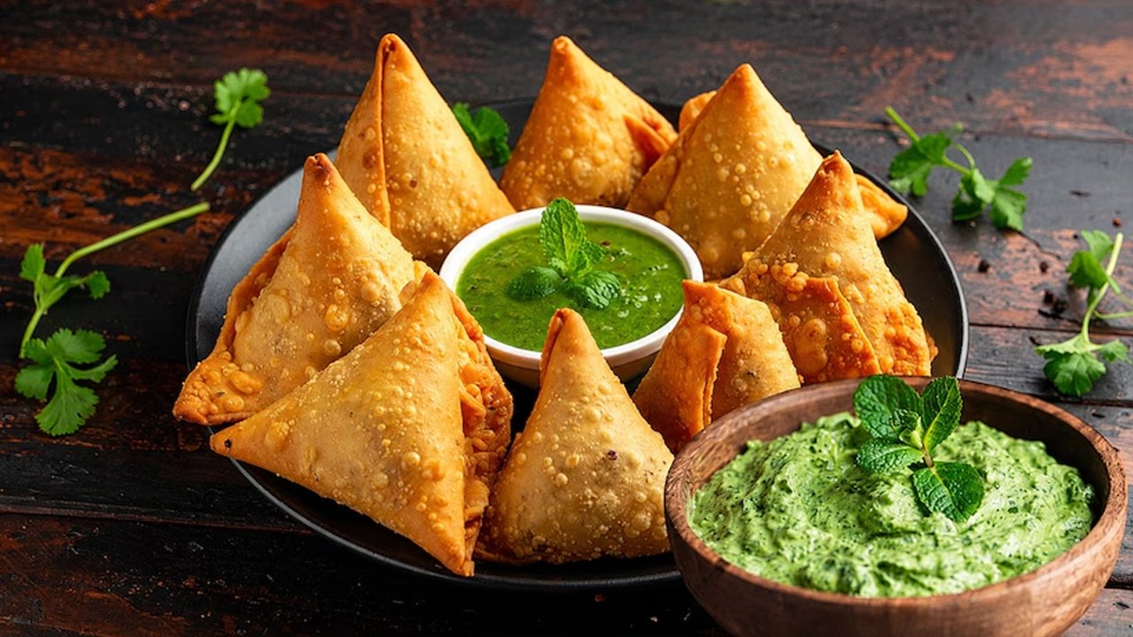 Green Chutney : హోటల్ స్టైల్ గ్రీన్ చట్నీ రహస్యం ఇదే.. నీటికి బదులుగా ఇది వేస్తే రంగు, రుచి రెండూ అదిరిపోతాయి