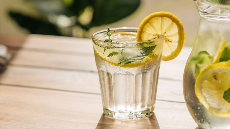 Lemon Water : ఉదయాన్నే లెమన్ వాటర్ తాగుతున్నారా? ఈ విషయాలు తెలుసుకోండి