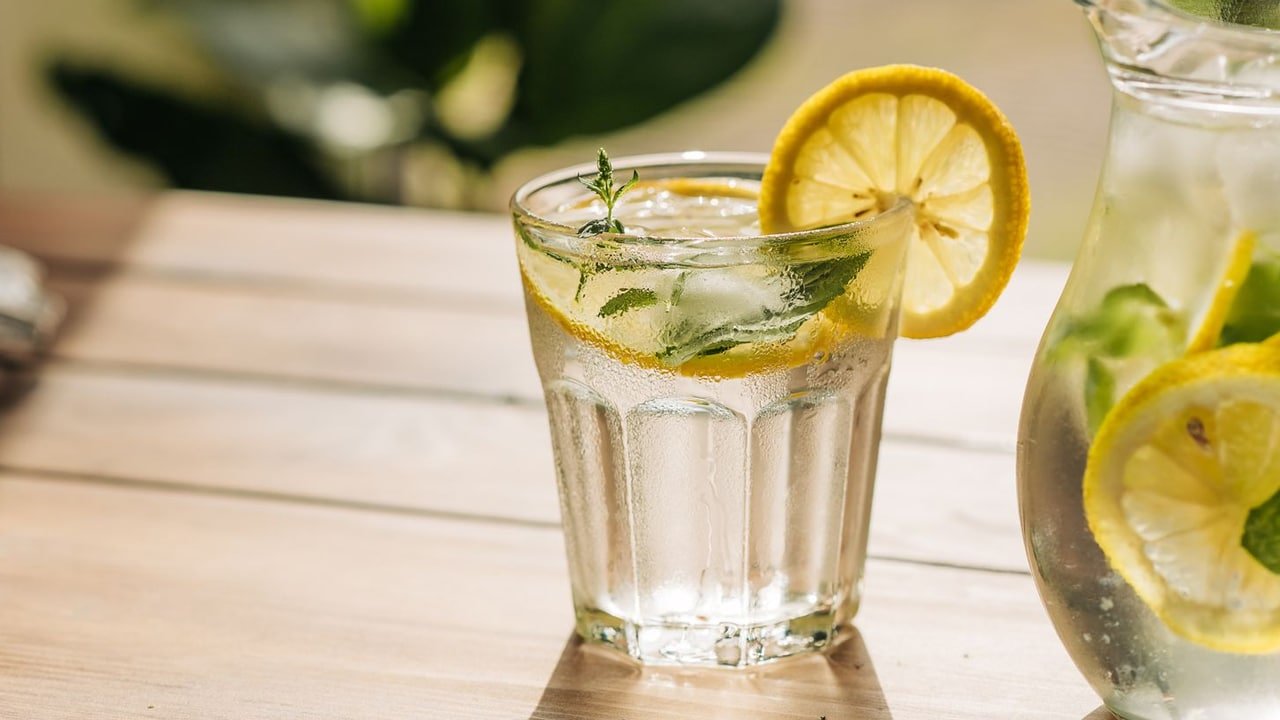 Lemon Water : ఉదయాన్నే లెమన్ వాటర్ తాగుతున్నారా? ఈ విషయాలు తెలుసుకోండి